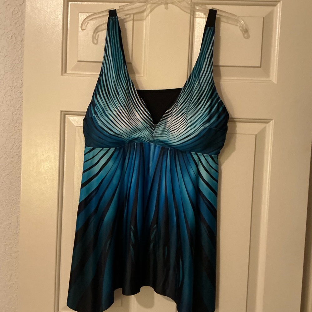 NWOT Stylish Blue Gradient Women's Bathing suit in Tankini style with boyshorts